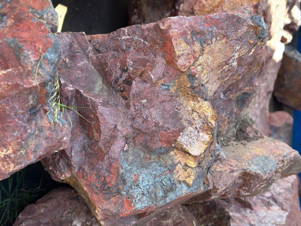 Камни для ландшафтного дизайна красно-фиолетовые 10-60 килограмм купить в Смоленской области