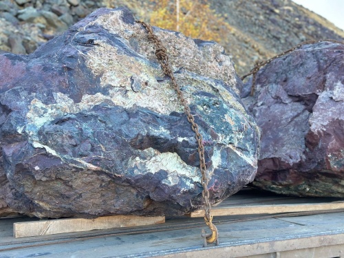 Огромные красно-фиолетовые валуны для ландшафтного дизайна весом более 5 тонн купить в Смоленской области