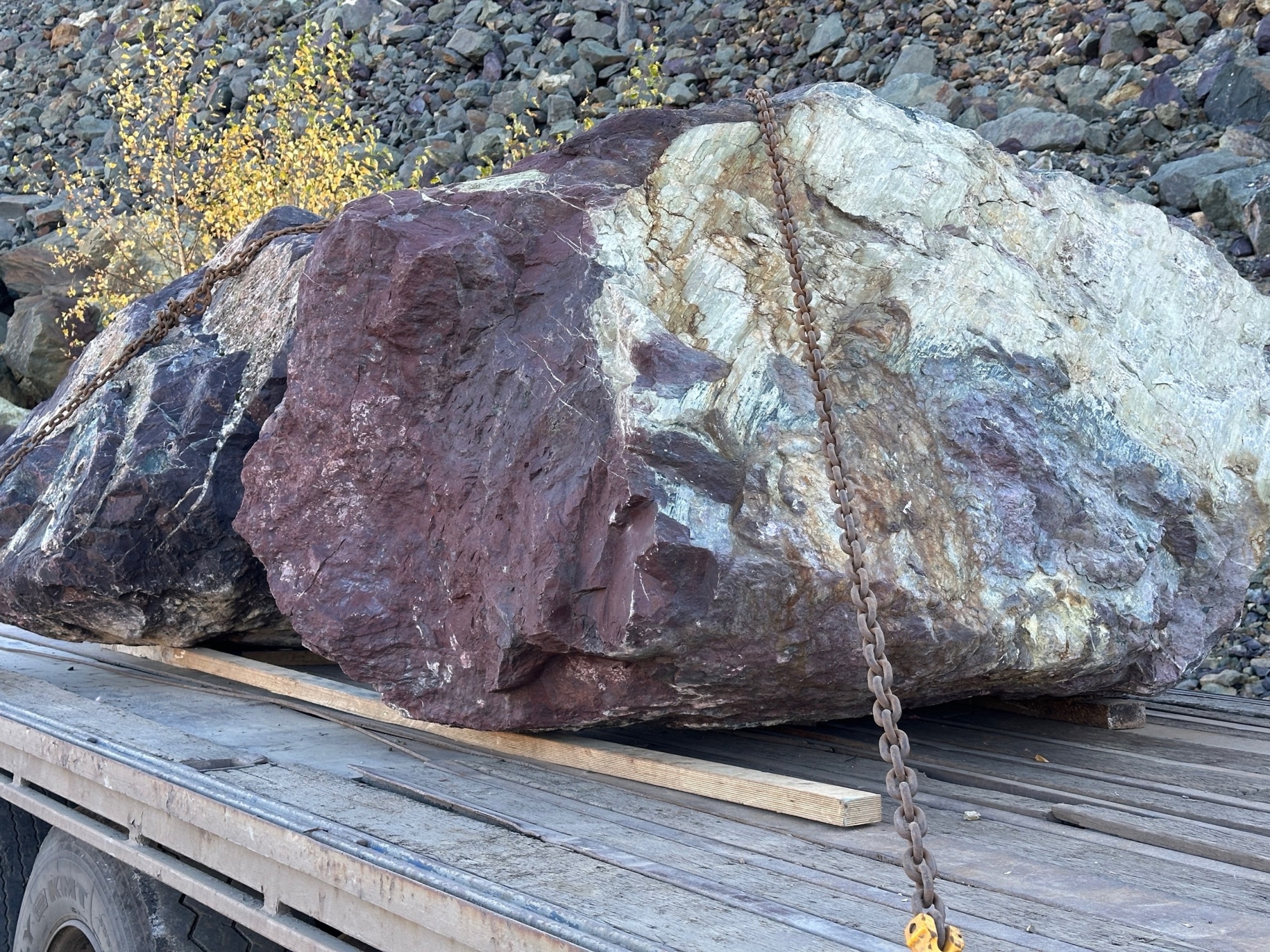 Огромные красно-фиолетовые валуны для ландшафтного дизайна весом более 5 тонн купить в Смоленской области