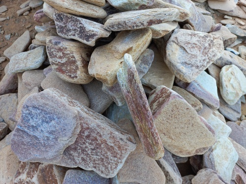 Златолит жёлтый, жёлто-зелёный глыбки и валуны для ланшафтного дизайна купить в Смоленской области