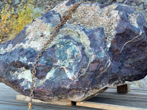 Огромные красно-фиолетовые валуны для ландшафтного дизайна весом более 5 тонн купить в Смоленской области