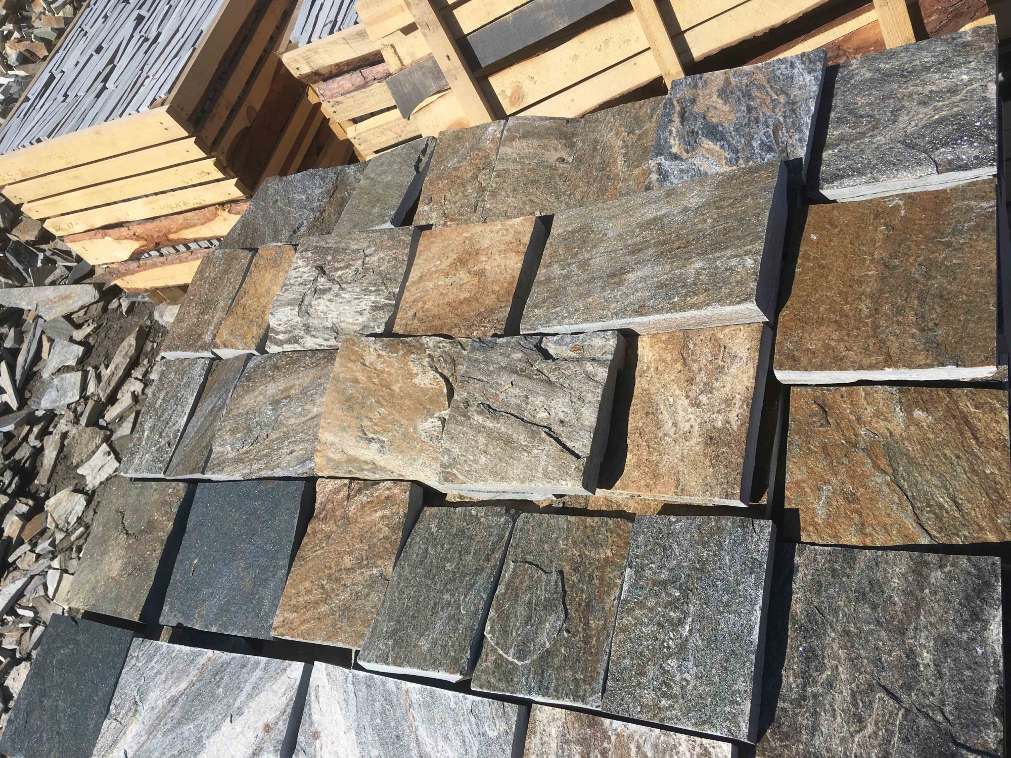 Плитка пилёная златолит Уральский для цоколя, отмостки купить в Смоленской области