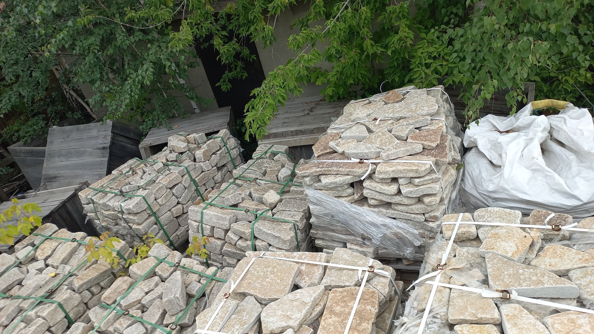 Плитняк гранитный галтованный купить в Смоленской области