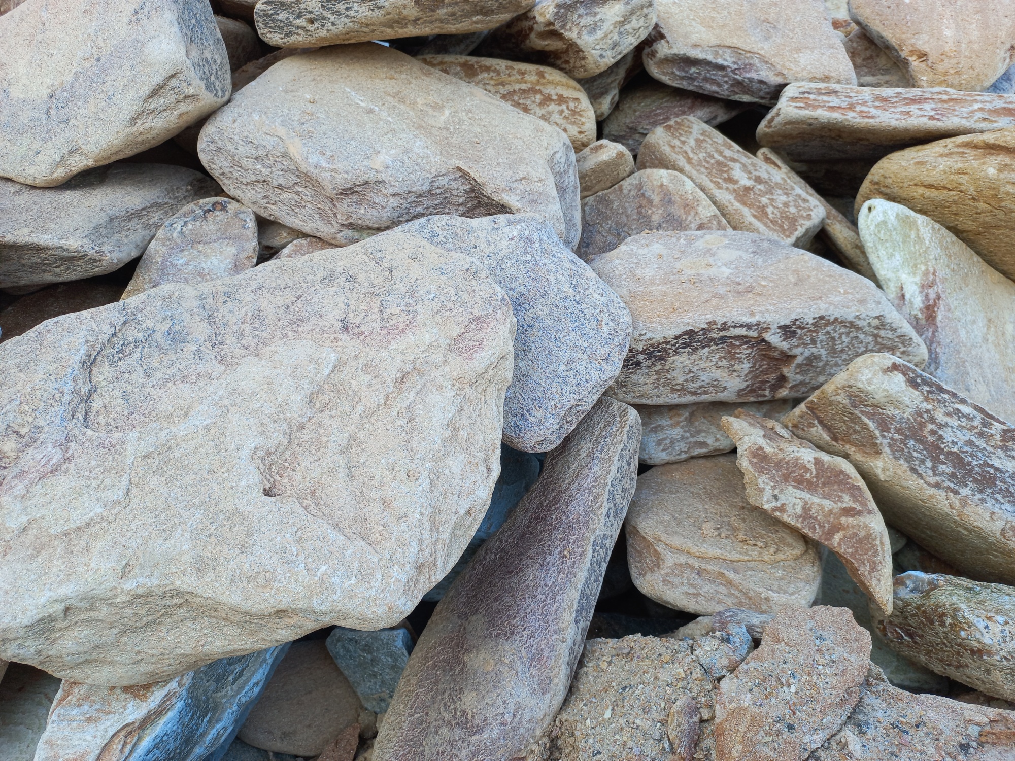 Златолит жёлтый, жёлто-зелёный глыбки и валуны для ланшафтного дизайна купить в Смоленской области