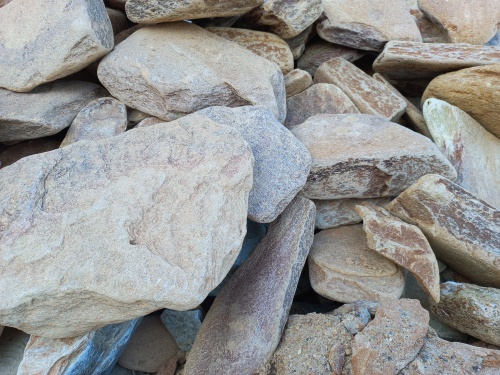 Златолит жёлтый, жёлто-зелёный глыбки и валуны для ланшафтного дизайна купить в Смоленской области