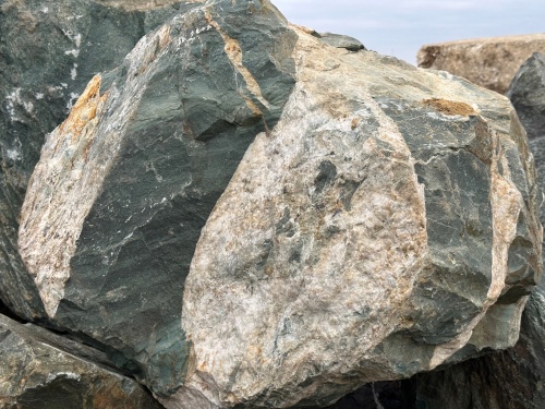 Гигантские зелёные валуны для ландшафтного дизайна весом более 5 тонн купить в Смоленской области