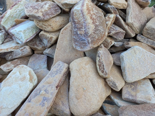 Златолит жёлтый, жёлто-зелёный глыбки и валуны для ланшафтного дизайна купить в Смоленской области