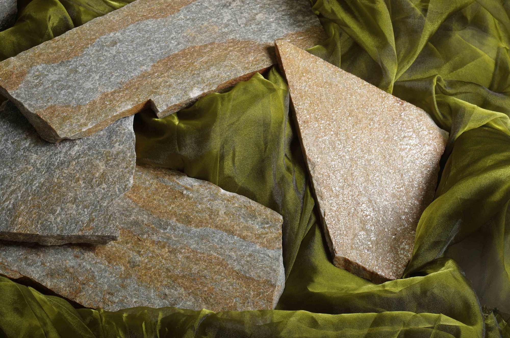 Плитняк златолит Уральский для цоколя, отмостки купить в Смоленской области