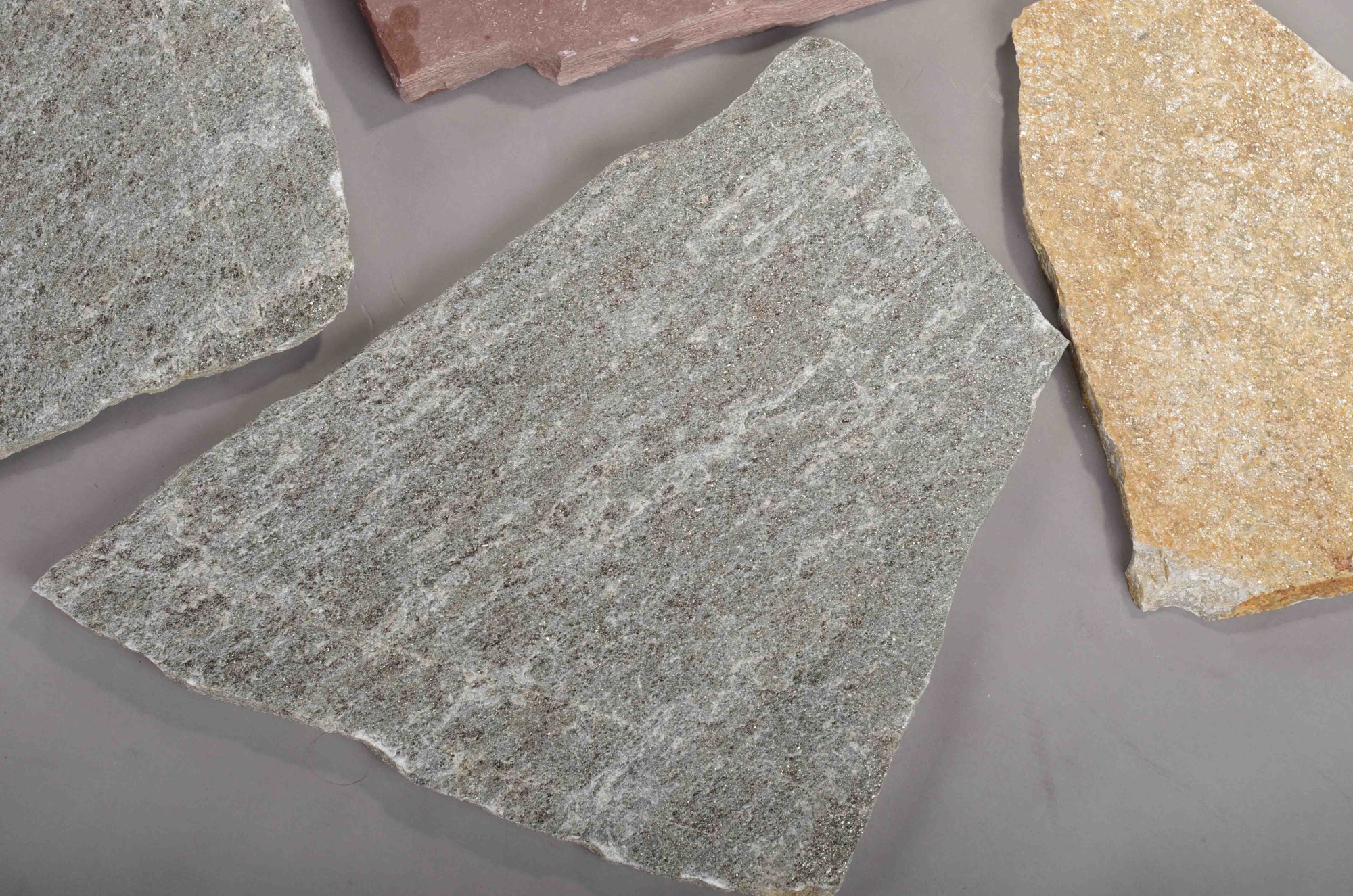 Плитняк златолит Уральский для цоколя, отмостки купить в Смоленской области